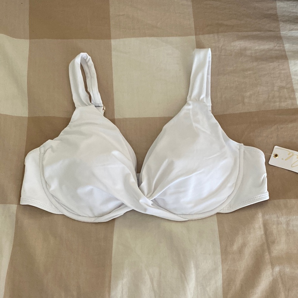 New with tags, never worn. Anne Cole Twist Front Bikini Top Size 40B/38C